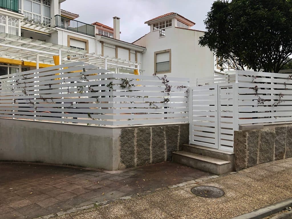 Cerramiento de aluminio blanco instalado en una vivienda de Cambados
