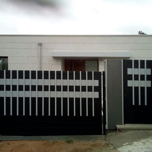 Puertas metálicas a medida con estilo y seguridad en Cambados